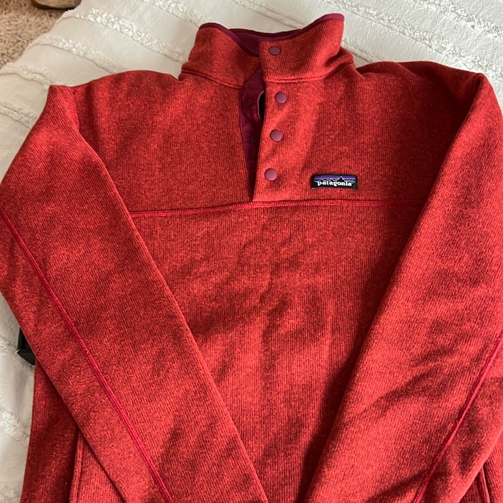 Women’s Patagonia snap pullover in Rust/red